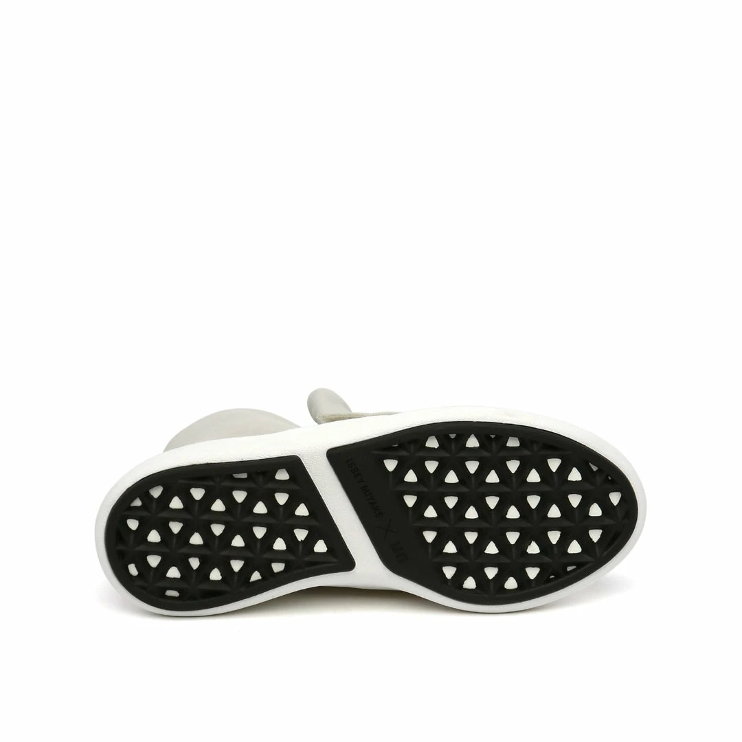 ISSEY MIYAKE X UN Flux Sneaker WOMEN